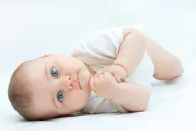 宝宝脸上长小白点怎么办？图片