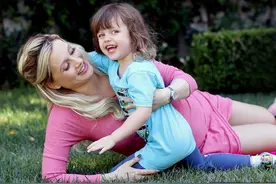 霍莉·麦迪森肚大如罗外出野餐嘴不停 被爱女“扑倒”甜笑满脸幸福图片