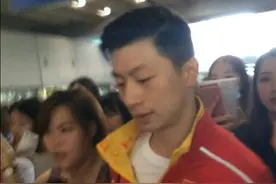 中国乒乓球队回国，张继科父母机场获迷妹高喊“公婆”图片