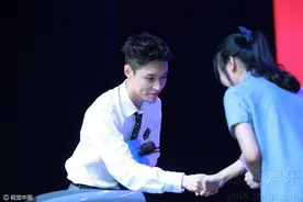 张艺兴遭迷妹求爱只握手不给抱抱图片