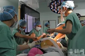 妈妈二胎自然受孕剖腹生下三胞胎，艰辛怀孕过程让她几欲放弃图片