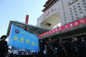 春运铁鹰突击队上岗 北京四大火车站安全系数提升图片