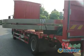 货车如此装货太横，高速公路上行驶太危险图片