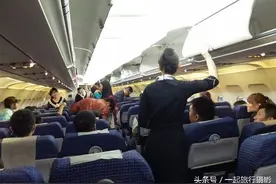 飞机上空姐的休息位置在哪儿，原来是在客舱的上方啊图片