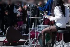 韩国一身材火辣的乐队美女鼓手图片