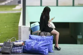 大学开学第一天，前来报道的美女学妹和鲜肉学弟图片