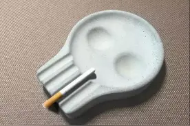 这个“叼着烟”的骷髅头烟灰缸，却是正儿八经劝你戒烟的图片