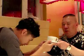 读懂他的尴尬：我，早已不再年轻了图片
