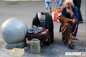 淮北街头卖艺的白发老人弹奏着掉漆的琵琶图片