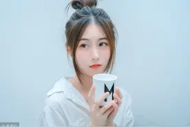 小说：美女理所当然把她当成兼职打工妹，不知她是这个酒吧的主人图片