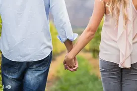 小说：表妹向她炫耀，相亲对象很有钱，不像她，未婚夫是个瘸子图片