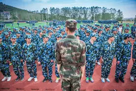 大学，你好｜立正！齐步走！图片