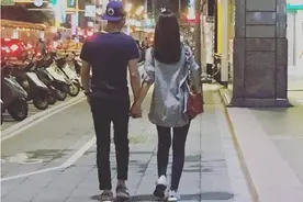 林心如霍建华婚后首次被拍到合体，十指紧扣甜蜜散步狂虐狗！图片