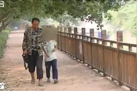 济阳男子携子街头寻妻 妻子疑似被人拐走图片