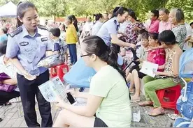 居民点赞！交通安全宣传之星评选活动走进良庆区景华社区图片