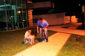 女孩街头丧尸恶作剧，这大半夜的真心被吓到了，太丧心病狂了图片