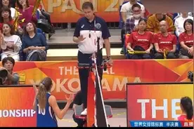 争议一幕！女排得分 意大利抗议鹰眼挑战成功 但主裁却改判争球视频封面