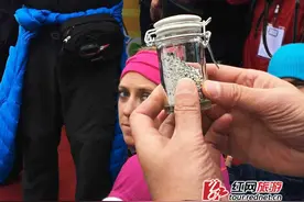 已逝乔纳森再“飞”起跳台 翼装飞行世锦赛现感人一幕图片