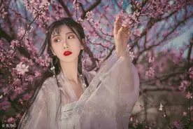 小说：“你不是不近女色吗？”“本王只是不近其他女人的色！”图片
