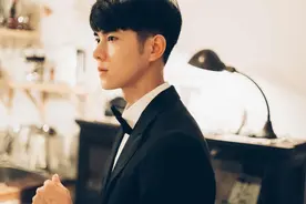 小说：我鼻尖很酸，又要哭，但是哭不出了，好像眼泪都榨干了一样图片