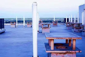 为何每栋房屋的楼顶，都有一个透气的管子呢？看完恍然大悟视频封面