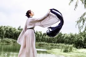 小说：她救了那个男人藏在被子里，自己却在被子里放了个屁图片