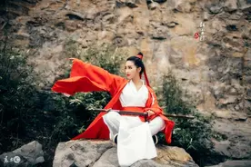 小说：“只要你带我离开这里，我愿意付出一切代价。”图片