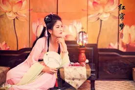 小说：他不知眼前女娃是龙女转世，捏了她的脸蛋，后果非常严重图片