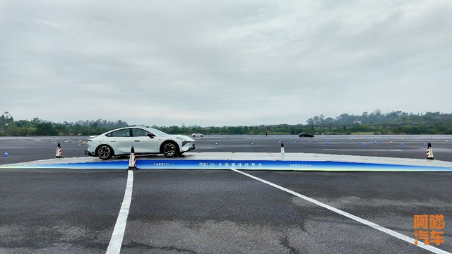 深蓝L06开起来咋样，法拉利同款磁流变悬架，真那么厉害吗