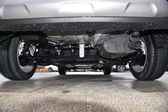 油耗4.56L标配丰田智行安全系统	，26款卡罗拉锐放内外换新，香