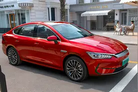 不努力的结果：比亚迪的电动汽车，一汽丰田造图片