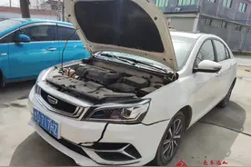 吉利帝豪，碰撞损坏前保险杠，更换+喷漆一天搞定！图片