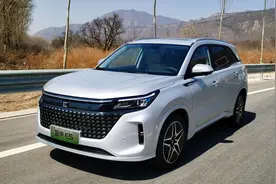 华为+比亚迪加持，有5/7座，定位插混中型SUV，蓝电E5售13.99万起图片