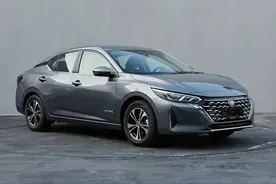 再次化身“缩小版天籁”，东风日产新款轩逸实车曝光，前脸更大气图片