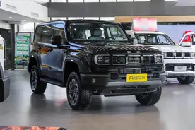 实拍北京BJ40刀锋英雄版，2.0T+8AT，配差速锁，爆245马力图片