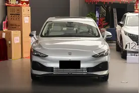 年轻人首台车，决赛圈：荣威D7 DMH和银河L6 龙腾版选哪个？图片