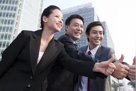 小说：不经意的一次照镜子，却惊艳了很多人的青春图片