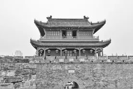 小说：三国华容道中有人为救曹操迎战关羽，恍惚间曹操竟道：恶来图片