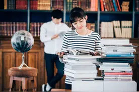 小说：诡异游戏，她进入诡异府邸副本，有系统的她选择独战诡异图片