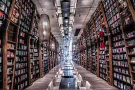 小说：迪迦奥特曼侧身躲避巨兽攻击，可巨兽爪子还是图片