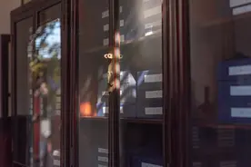 你手持盾牌躲藏图片