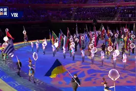 各参赛国代表团旗手举国旗依次入场