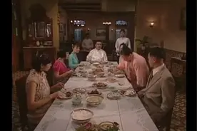 一家人吃饭，桌子底下却是另一番风景视频封面