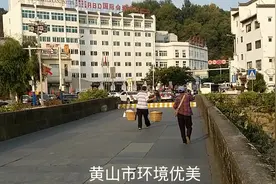 实拍黄山市中心屯溪区，美丽，宜居，一座来了就不想走的小城！视频封面