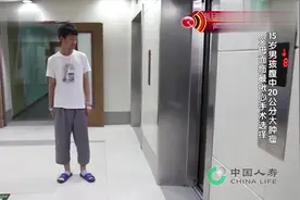 15岁肿瘤男孩，看见妈妈离开的背影，莫名的悲伤视频封面