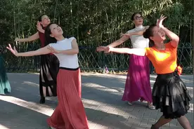 北京短发气质大姐，舞跳的真好，大叔们都看直眼了