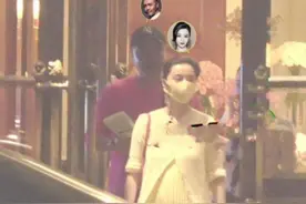 范冰冰与粉衣男子深夜约会，淡黄长裙打扮娇媚，肚子隆起超像孕妇图片