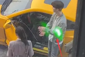 太狠！关晓彤张一山剧组用激光笔阻止拍摄，导致围观者摄像头损坏图片