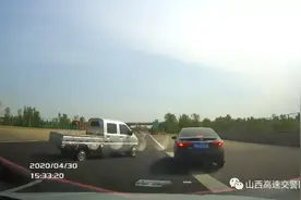 前车爆胎准备靠边停车 后车避让不及发生追尾图片