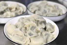 茼蒿鲜肉水饺，肚大皮薄满嘴鲜甜，茼蒿不焯不炒，这样操作不出水图片